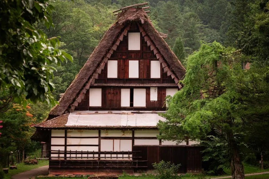 緑に囲まれた古い日本の民家